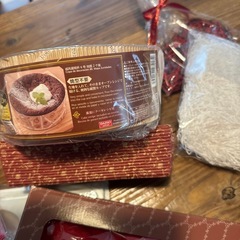 ハンドミキサーと焼き菓子型等の画像