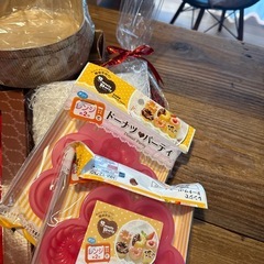ハンドミキサーと焼き菓子型等の画像
