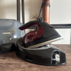 TOSHIBA 東芝 コードレスアイロン 17年製 TA-FV430の画像