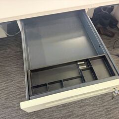 【9/19までに引取必須】オフィスデスク ITOKI 片袖机 デスクパネル付き（2台ありますが単品購入も可能です）の画像