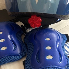 子供用ヘルメットとひざあての画像