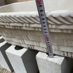 白い陶器プランターの画像