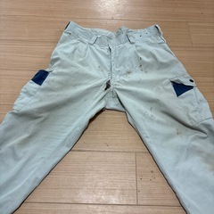 作業着　ワークズボン　ワークパンツ　カーゴパンツ　薄いグレーと水色の中間の色の画像