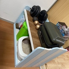 猫のトイレ隠しと餌台の画像