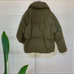 ユニクロ UNIQLO ダウンジャケット カーキ Lサイズ シンプルの画像