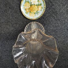 フラワーベースとロイヤルアルバートイヤープレートの画像