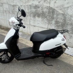 ⭕️(即納、すぐにお乗り頂ける車両です)SUZUKI新型レッツ最終型人気の白色、空冷、4サイクル、インジェクションFI⭕️モデル名UZ50L9 2020年式
の画像
