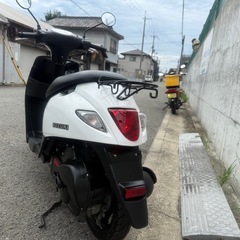 ⭕️(即納、すぐにお乗り頂ける車両です)SUZUKI新型レッツ最終型人気の白色、空冷、4サイクル、インジェクションFI⭕️モデル名UZ50L9 2020年式
の画像