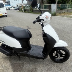 ⭕️(即納、すぐにお乗り頂ける車両です)SUZUKI新型レッツ最終型人気の白色、空冷、4サイクル、インジェクションFI⭕️モデル名UZ50L9 2020年式
の画像