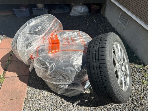 2024年製スタッドレスタイヤ４本アルミホイール付き215/60R17