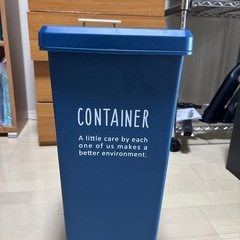 キャスター付きコンテナ（ゴミ箱？）の画像