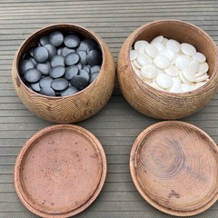 碁盤、脚付き、碁石付きの画像
