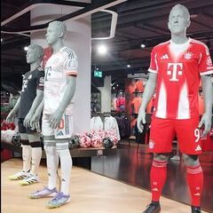 希少　2025/26 シーズンのアウェー　 ムシアラ選手 バイエルン　背番号10の画像