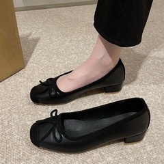 ブラックリボン付きフラットシューズの画像