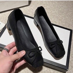 ブラックリボン付きフラットシューズの画像