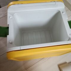 クーラーボックス付きテーブルの画像