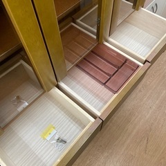 ☆ドリーム荒牧店☆ジモティー割引有☆【クリーニング済み】3枚扉食器棚の画像