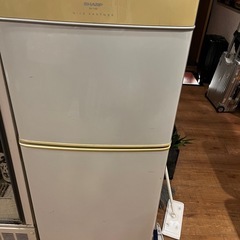 電子レンジと冷蔵庫の画像