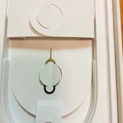 スマホとアダプタのパッケージ箱、SIMピン付きの画像