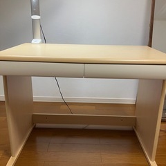 ニトリ勉強机中古品ピンクのイス付の画像
