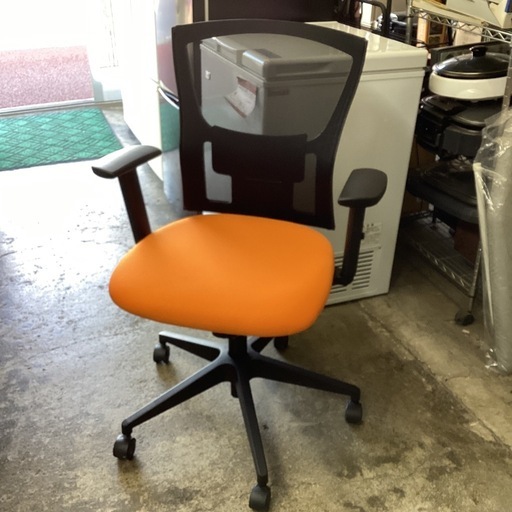 万代店イトーキ ITOKI 肘付き オフィスチェア オレンジ 事務椅子 ランバーサポート メッシュ