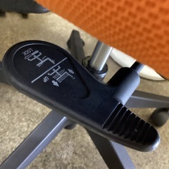 万代店イトーキ ITOKI 肘付き オフィスチェア オレンジ 事務椅子 ランバーサポート メッシュの画像