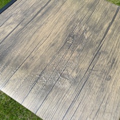 テーブルと椅子2脚の画像