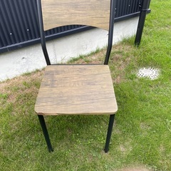 テーブルと椅子2脚の画像
