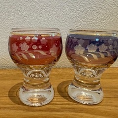 ボヘミアグラス 色付き脚 彫刻入りグラス 11客セットの画像