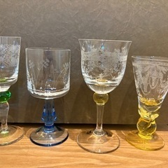 ボヘミアグラス 色付き脚 彫刻入りグラス 11客セットの画像