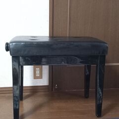 グランドピアノのイスの画像