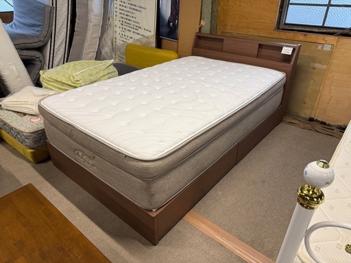 実売13万　ニトリ　セミダブルベッド　ラグジュアリーマット