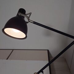 【美品】IKEA ARÖD (アーロード) フロア/読書ランプ - 角度調節可能な照明の画像