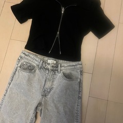 H&Mデニムパンツ　SHEINのTシャツの画像