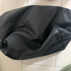 黒いセカンドバックの画像
