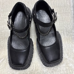 ローファー 黒 チェーン付き
の画像