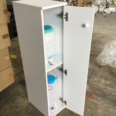 【中古】縦置きスリム収納棚（ホワイト／2段／扉付き）現地販売中！の画像