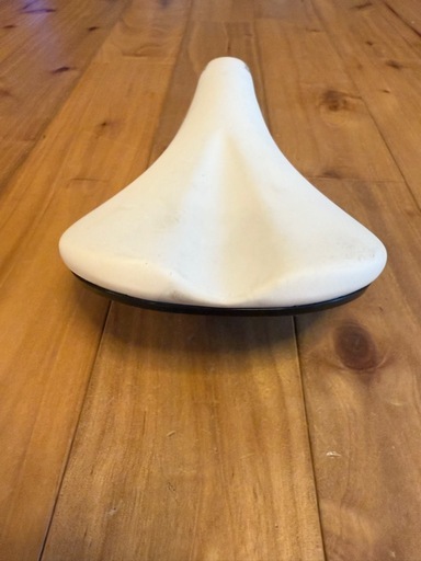 【美品】 fablic SCOOP SPORT RADIUS サドル 白