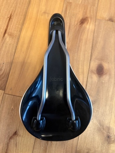 【美品】 fablic SCOOP SPORT RADIUS サドル 白