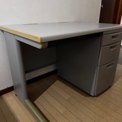 オフィスデスクの画像