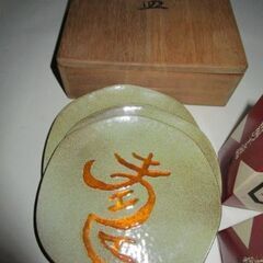 新品・小皿3枚・コースター5枚・干支の爪楊枝入れ磁器製14～15個・コップ4個・箸置き１０個・箸16組くらいの画像