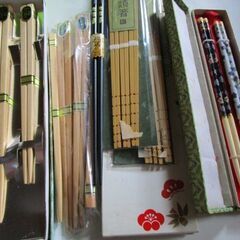 新品・小皿3枚・コースター5枚・干支の爪楊枝入れ磁器製14～15個・コップ4個・箸置き１０個・箸16組くらいの画像
