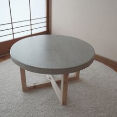 ハンドメイドのコンクリート製コーヒーテーブル（木製ベース付き）の画像