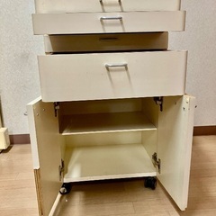 【幅48センチ】歯科用ワゴン デンタルワゴン 医療用ワゴン メディカルワゴン 国産 完成品 オフィス インテリア Interior office 木製 キャビネット ワゴン メディカル クリニック ワイド モービル キャスター カート 病院 歯科 施設 介護 看護 移動の画像
