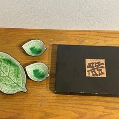 葉っぱモチーフの陶器セットの画像