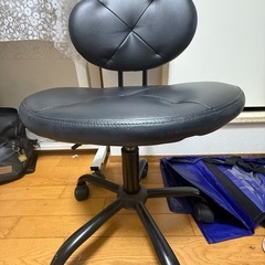 黒い昇降チェア（キャスター付き）の画像