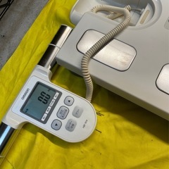 【中古】¥1,000 オムロン体重計　ヘルスメーター　動作確認済【II101】の画像