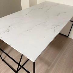 【使用期間2年弱】LOWYA大理石柄ダイニングテーブルの画像
