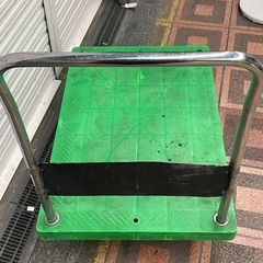 【中古】店長オススメ¥1,500 押し台車　折りたたみ不可【II105】の画像