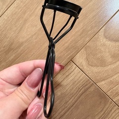 ほぼ新品 NARS ナーズ アイラッシュ カーラーの画像
